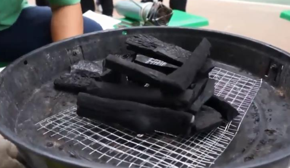 炭怎么点得燃,烧烤碳怎么能快速点燃图5