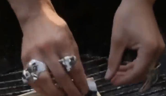 炭怎么点得燃,烧烤碳怎么能快速点燃图4