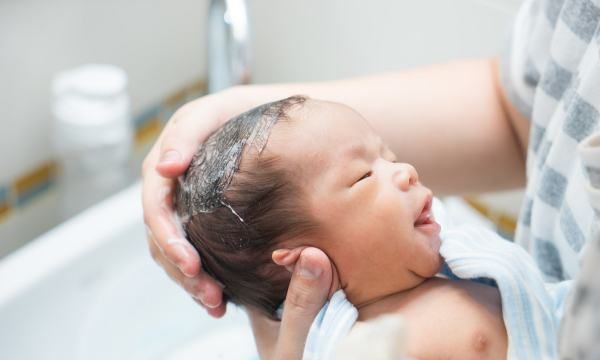 新生儿洗澡正确顺序,给新生儿洗澡不是件小事爸妈们要注意哪些事情图2