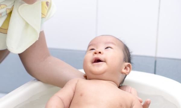 新生儿洗澡正确顺序,给新生儿洗澡不是件小事爸妈们要注意哪些事情图4