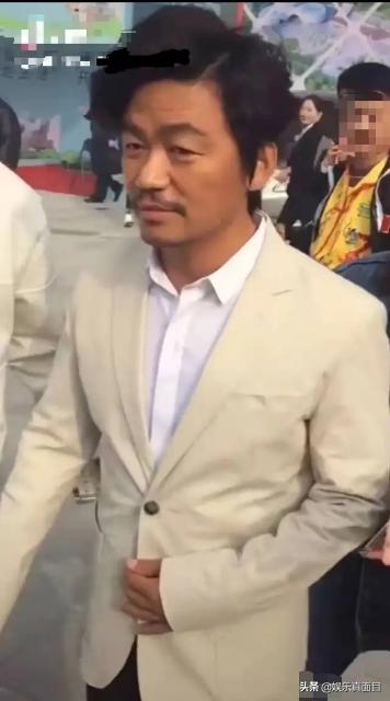 hello树先生是王宝强演的吗（树先生二猪扮演者晒与王宝强剧照）(4)