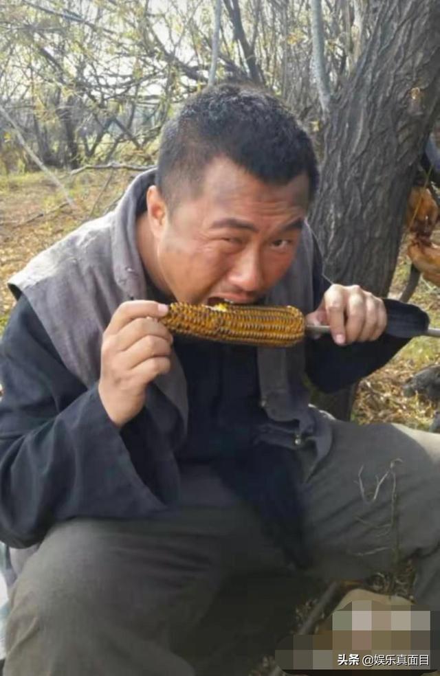 hello树先生是王宝强演的吗（树先生二猪扮演者晒与王宝强剧照）(8)