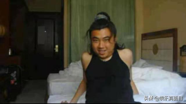 hello树先生是王宝强演的吗（树先生二猪扮演者晒与王宝强剧照）(7)