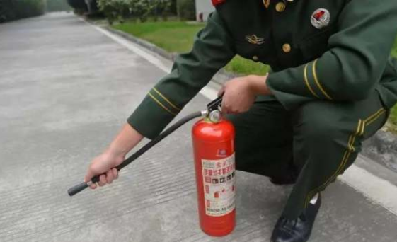 灭火器的操作使用步骤,灭火器的正确使用方法图片图6