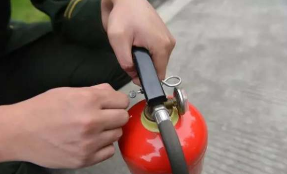 灭火器的操作使用步骤,灭火器的正确使用方法图片图3