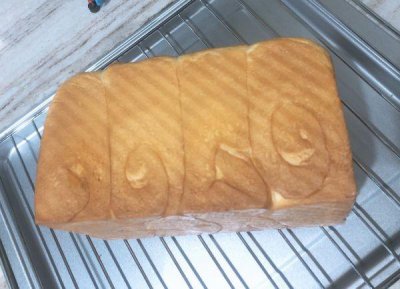 ​最简单吐司面包的做法（好吃到飞起的精准版配方家庭吐司面包）