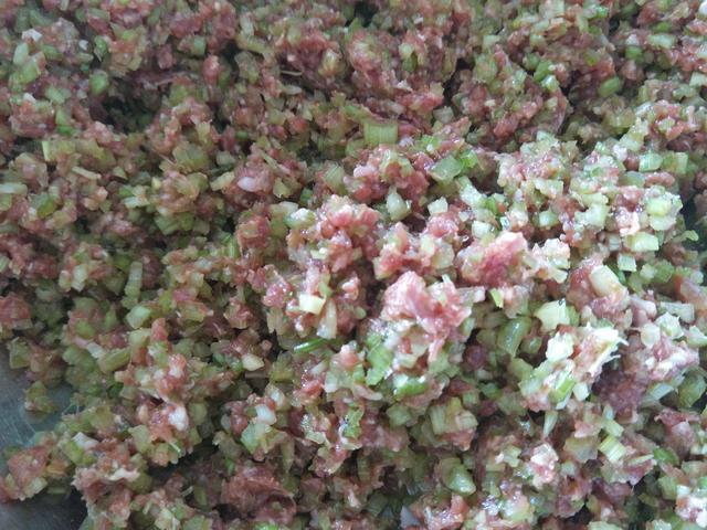猪肉芹菜饺子馅怎么调才好吃（芹菜猪肉水饺这样调馅）(6)