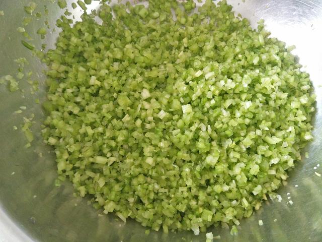 猪肉芹菜饺子馅怎么调才好吃（芹菜猪肉水饺这样调馅）(5)