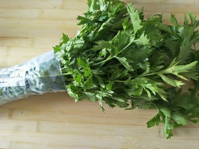 猪肉芹菜饺子馅怎么调才好吃（芹菜猪肉水饺这样调馅）(2)