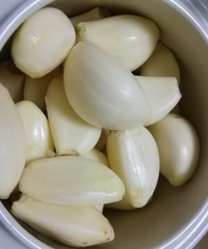 如何腌制糖蒜最好吃窍门,糖醋蒜哪些人不能吃图12