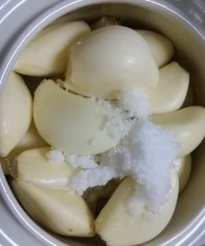 如何腌制糖蒜最好吃窍门,糖醋蒜哪些人不能吃图13