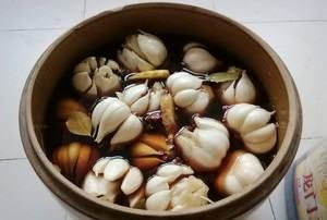 如何腌制糖蒜最好吃窍门,糖醋蒜哪些人不能吃图9