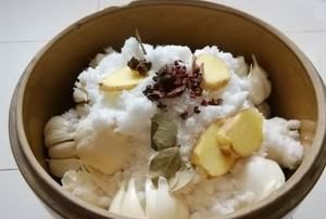 如何腌制糖蒜最好吃窍门,糖醋蒜哪些人不能吃图8