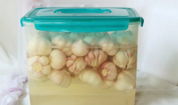 如何腌制糖蒜最好吃窍门,糖醋蒜哪些人不能吃图20