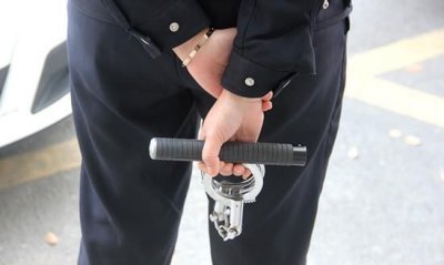 ​脚镣属于什么警械，什么情况下警察才有权利用手扣扣人？