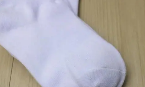 白袜子为什么会发黄,袜子底下为什么会变黑图3