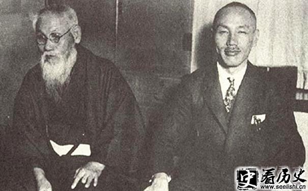 头山满（左）