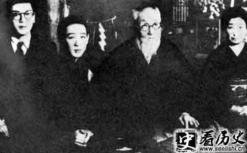 头山满（左三）