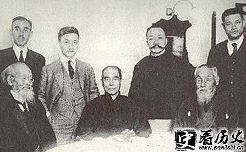 头山满（前排右一）