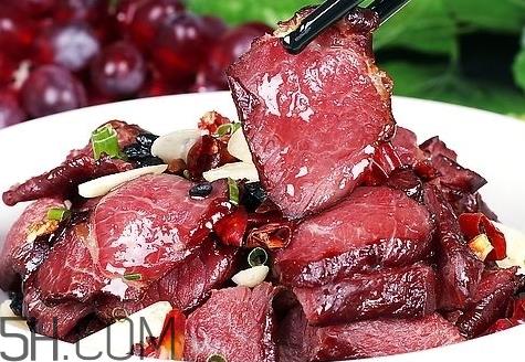 腊牛肉为什么是红的 腊牛肉吃了好不好
