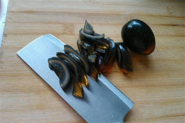 喉咙痛能吃皮蛋吗 不宜过多食用