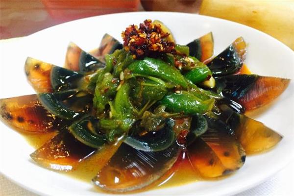 喉咙痛能吃皮蛋吗 不宜过多食用