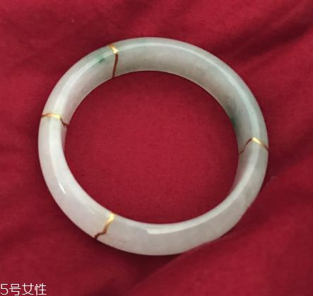 手镯可以带着睡觉吗？手镯睡觉戴好吗？