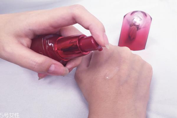 资生堂红腰子升级版油不油 油皮用着完全无压力