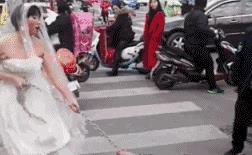 当一群女人打一个女人时和一个男人打一群女人时
