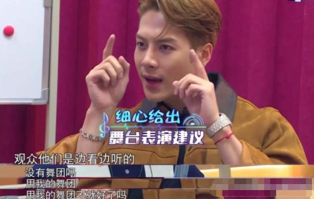 让何炅眼眶湿润，粉丝送锦旗称赞，王嘉尔受人喜爱的秘籍是什么？