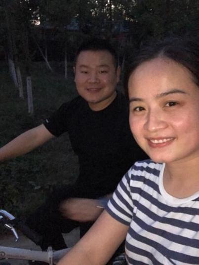 岳云鹏老婆晒出两个女儿近照，熟练包着饺子，穿着太接地气了吧？