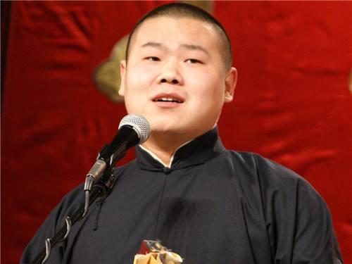 岳云鹏老婆晒出两个女儿近照，熟练包着饺子，穿着太接地气了吧？