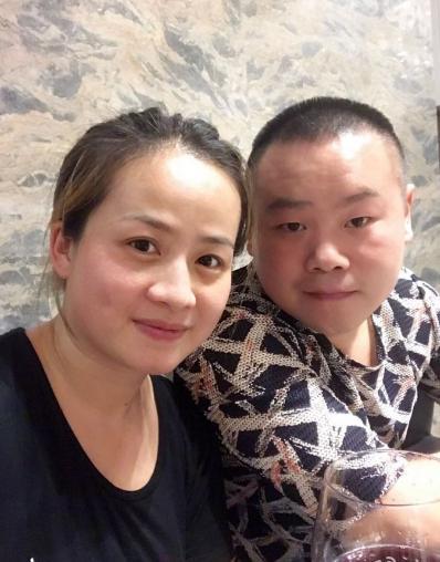 岳云鹏老婆晒出两个女儿近照，熟练包着饺子，穿着太接地气了吧？