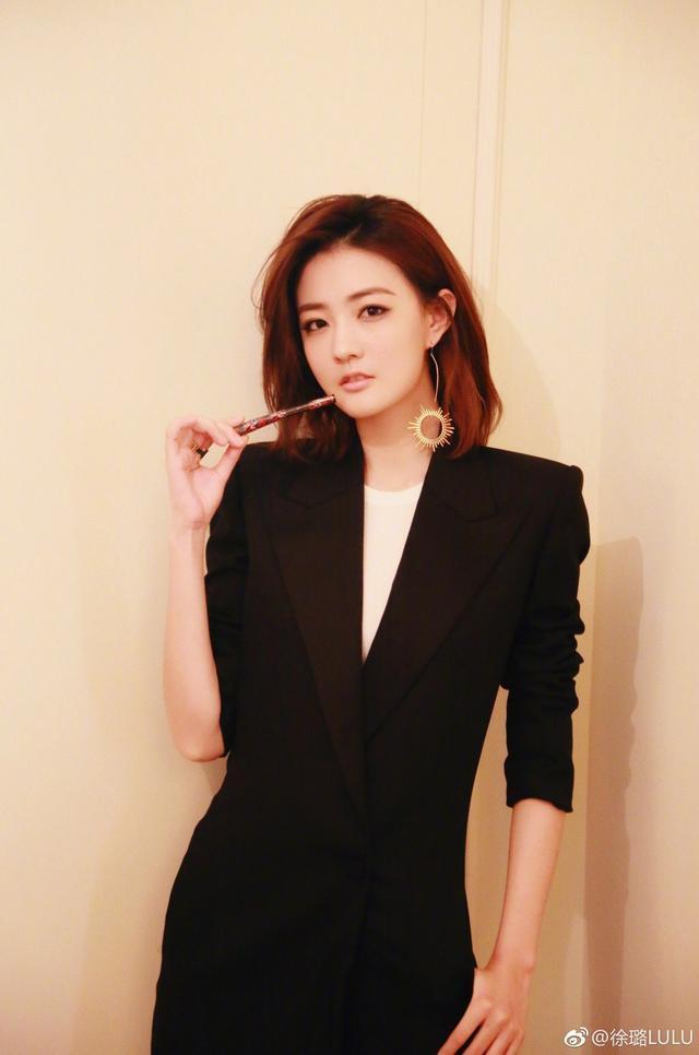小方脸徐璐剪短发秒变瓜子脸，网友：她的穿搭更加个性十足