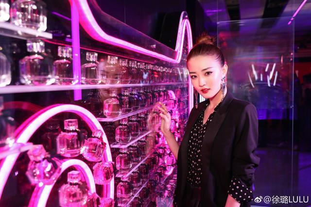 小方脸徐璐剪短发秒变瓜子脸，网友：她的穿搭更加个性十足