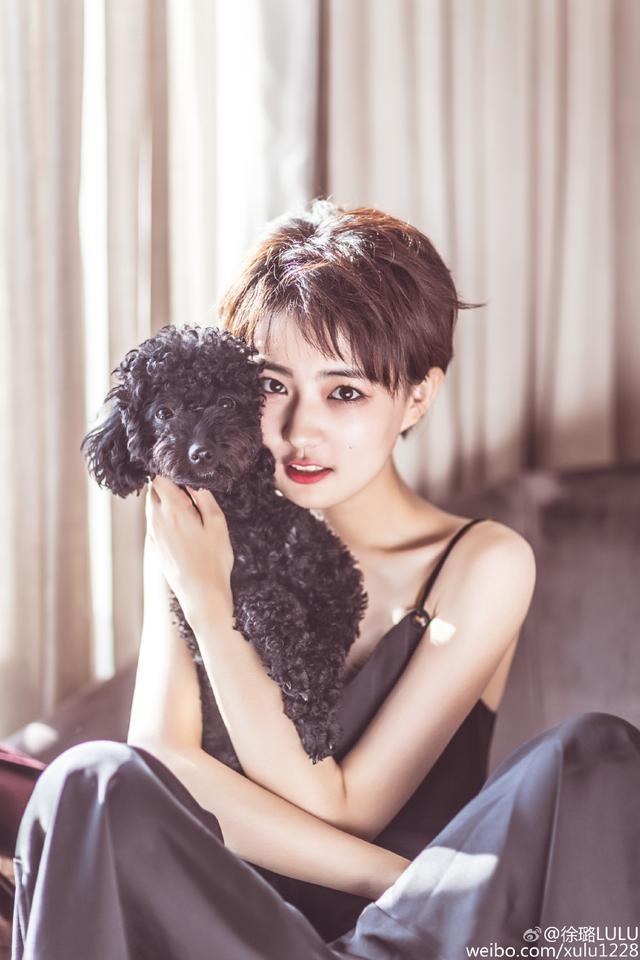 小方脸徐璐剪短发秒变瓜子脸，网友：她的穿搭更加个性十足