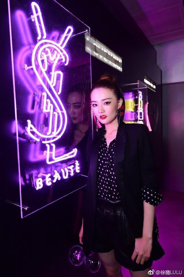 小方脸徐璐剪短发秒变瓜子脸，网友：她的穿搭更加个性十足