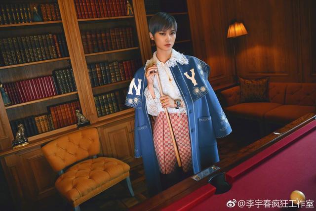 小方脸徐璐剪短发秒变瓜子脸，网友：她的穿搭更加个性十足