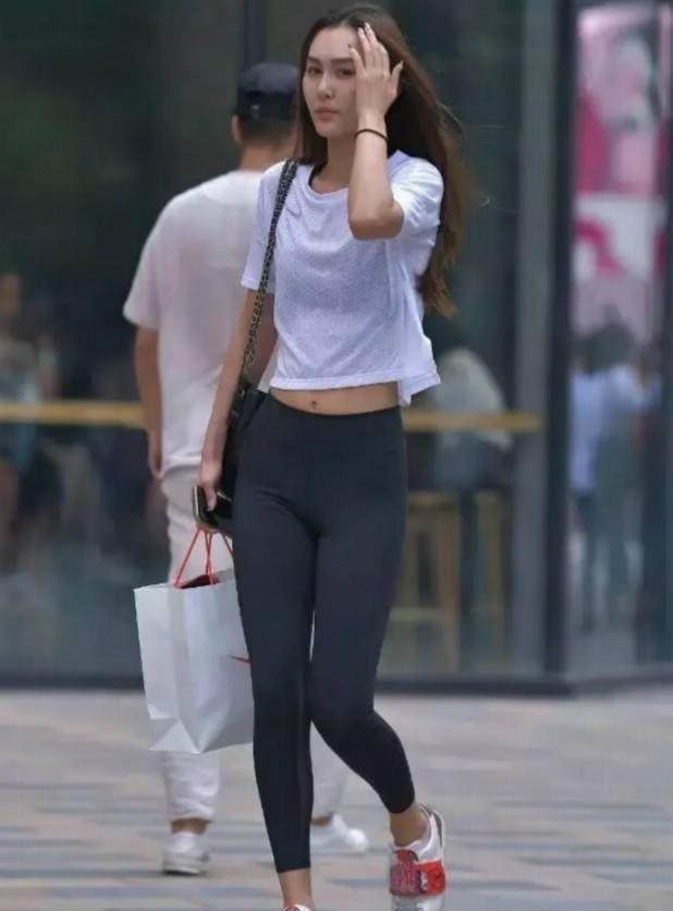 风姿绰约的打底裤美女,凹凸身材让人眼前一亮!