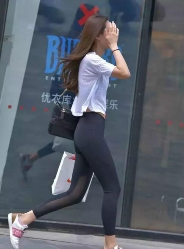 风姿绰约的打底裤美女,凹凸身材让人眼前一亮!