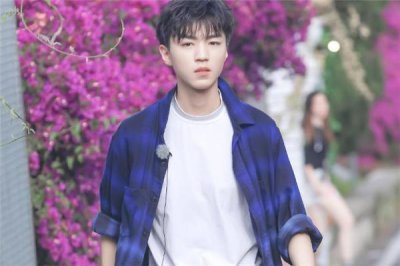 ​20岁男生穿什么衣服好看 20岁男生怎么搭配衣服
