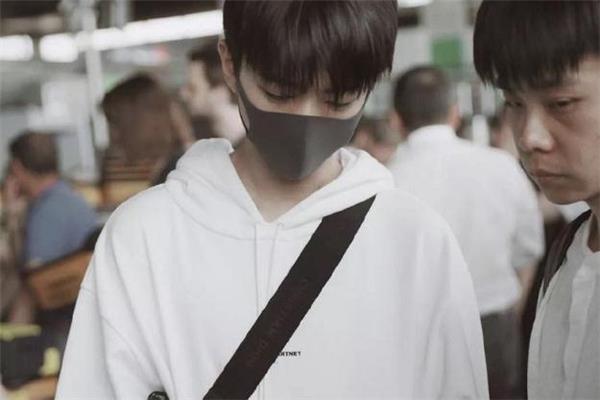 20岁男生穿什么衣服好看 20岁男生怎么搭配衣服