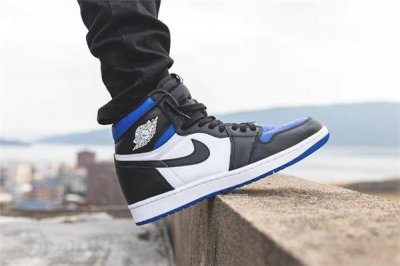 ​aj1黑蓝脚趾配什么袜子 aj1黑蓝脚趾搭配什么颜色袜子