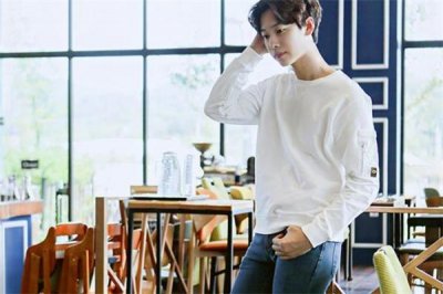 ​白色卫衣配什么颜色裤子好看 男生白色卫衣搭配图片