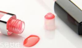 涂唇釉为什么不能抿嘴？没干之前抿嘴会残妆