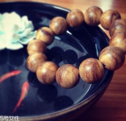 沉香手串可以用水洗吗？沉香手串能沾水吗？