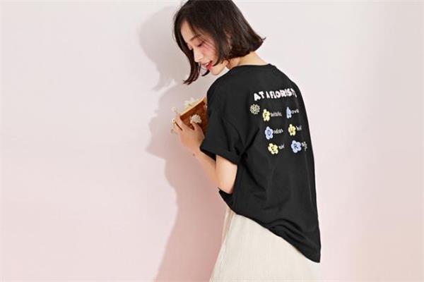黑色衣服显黑吗 黑色衣服适合黄皮肤吗
