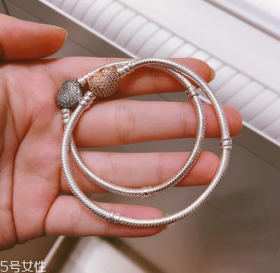 潘多拉蛇骨链好还是手镯好 看自己喜好