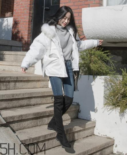 棉袄配牛仔裤好看吗？棉服搭配牛仔裤图片