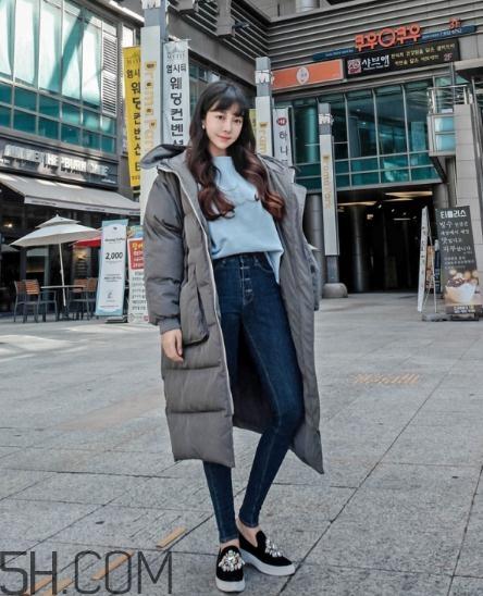 棉袄配牛仔裤好看吗？棉服搭配牛仔裤图片